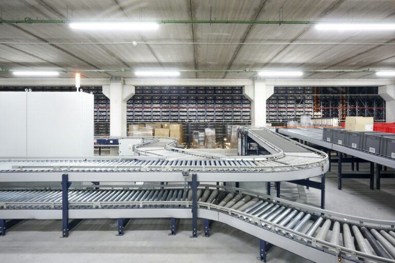 Conveyor system in an order processing warehouse